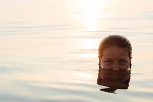 Mujer Joven Flotando Mar Mirando Cámara — Foto de Stock