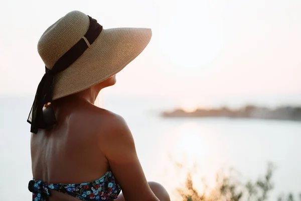 Young Woman Sitting Rock Sea Enjoying Sunset — Stock Photo, Image