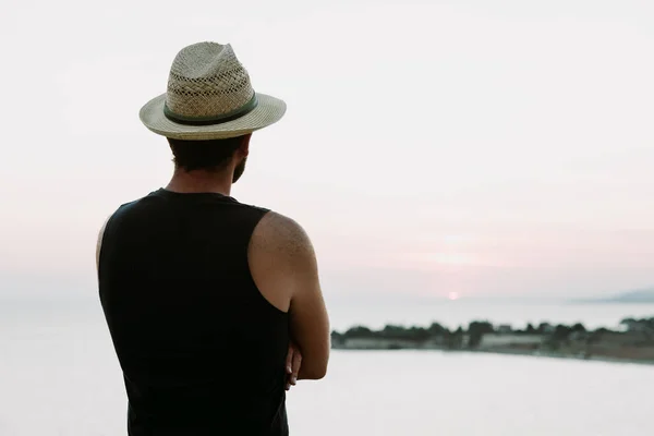 Mladý Muž Užívá Západu Slunce Moře — Stock fotografie