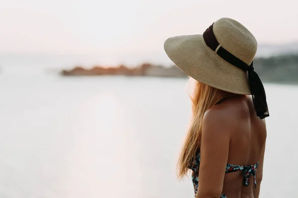 海で夕日を楽しむ若い女性 — ストック写真