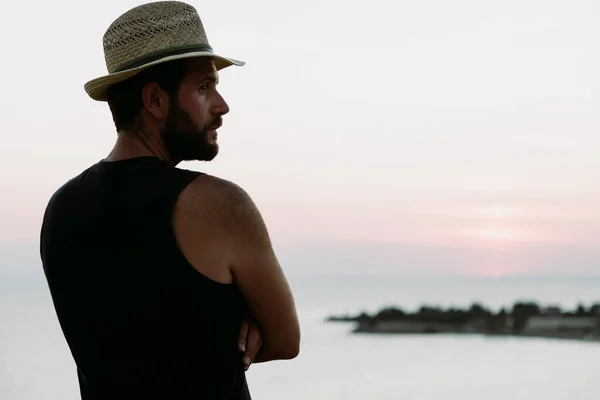 Joven Disfrutando Puesta Sol Junto Mar —  Fotos de Stock