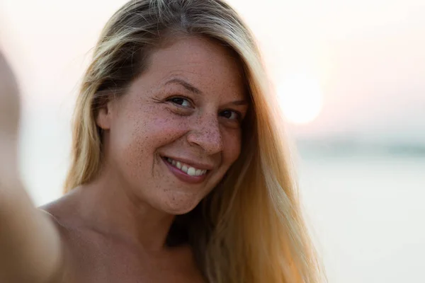 Mladá Opálená Žena Selfie Západu Slunce — Stock fotografie