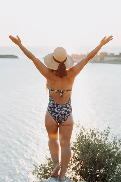 Young Woman Enjoying Sunset Sea — Stock Photo, Image