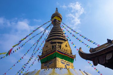 Maymun Tapınağı olarak da bilinen Swayambhunath, açık mavi gökyüzünün altında bilge gözlerini gösteren Nepal Katmandu 'da yer almaktadır.