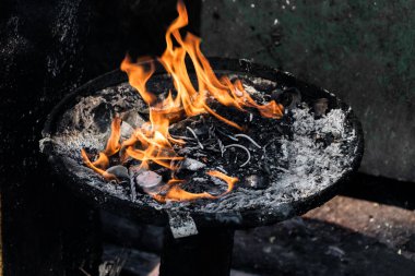 Kullarının tutuşturduğu ateş, Allah 'a kulluk etmeleri için ateşlenmiştir.