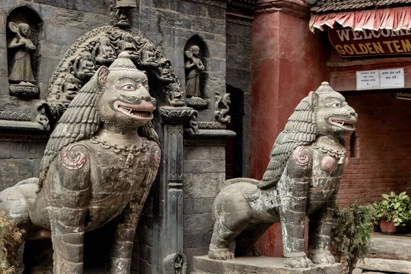 Estadias Pouco Antes Entrada Para Templo Ouro Patan Nepal Que — Fotografia de Stock