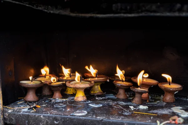 在庙宇 佛塔和教堂里 祈祷的蜡烛 Diyo 被信徒们点燃 作为崇拜神的一种方式 — 图库照片