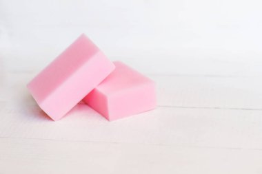 Beyaz masadaki pembe sabun yığınının yakın plan çekimi.