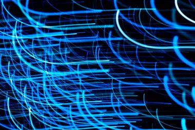 Artistik soyut mavi ışıklar siyah arka plan çizgileri şeklinde