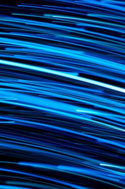 Artistik soyut mavi ışıklar siyah arka plan çizgileri şeklinde