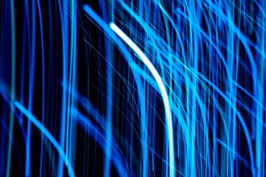 Artistik soyut mavi ışıklar siyah arka plan çizgileri şeklinde