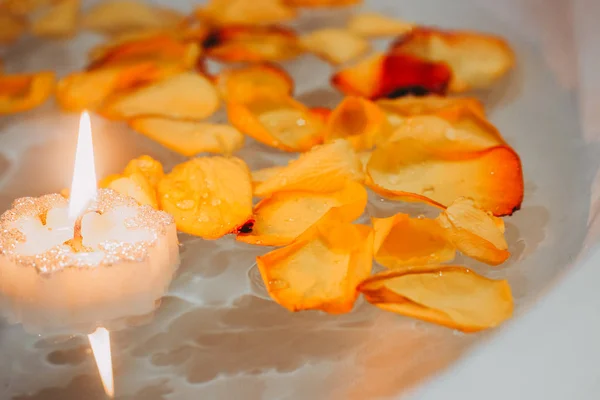 Zbliżenie Płatki Róży Pomarańczowej Pływające Kąpieli Koncepcja Walentynek — Zdjęcie stockowe