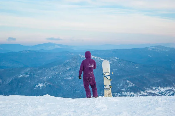 Bakifrån Vacker Ung Kvinna Med Snowboard Snöiga Berget — Stockfoto