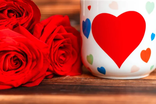 Крупним Планом Знімок Чашки Серцевим Знаком Трояндами Денного Фону Валентинки — стокове фото