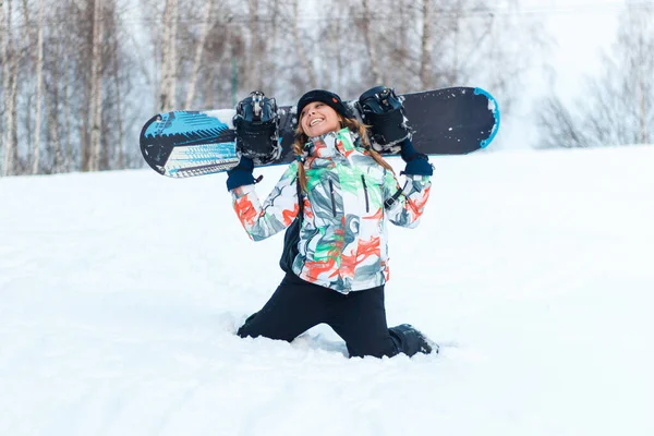Hermosa Joven Con Snowboard Posando Montaña Nevada —  Fotos de Stock