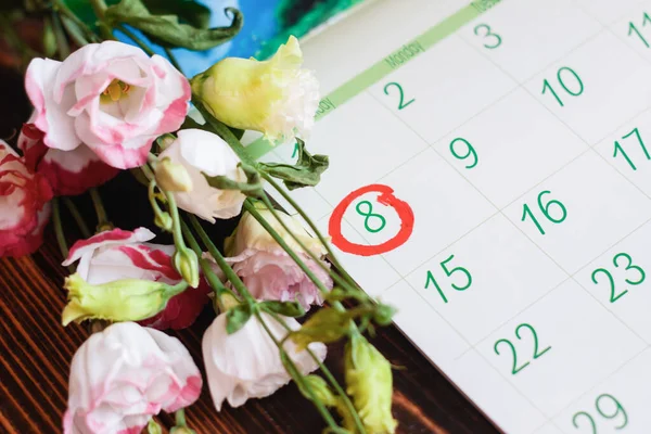 Крупним Планом Знімок Календаря Трояндами Фону Березня — стокове фото