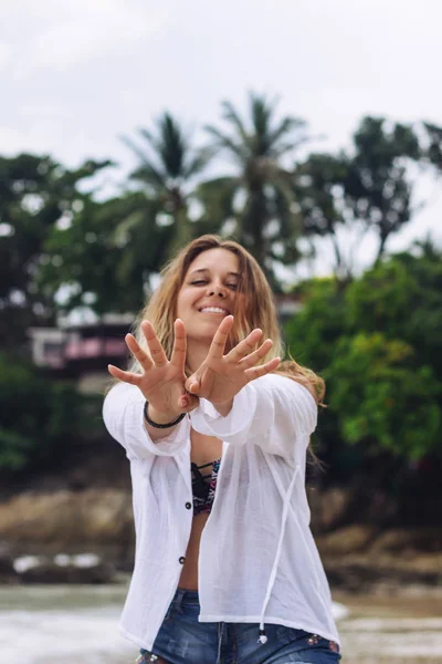 Gebräunte Schöne Kaukasische Blonde Junge Frau Posiert Strand — Stockfoto