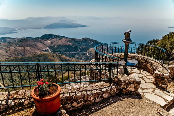 Pantokrator, Korfu, Yunanistan 'da madeni para ile çalışan saha dürbünü, metin için yeri olan deniz manzarası