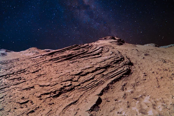 Turuncu çöl manzarası ve Samanyolu.