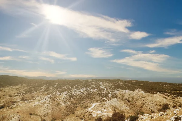 Güneşli arazi bulutlar, maketler, kopyalama alanı, metin için boşluk ile karartılmış.