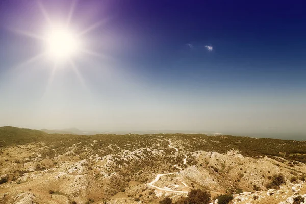 Kozmik mavi gökyüzü ile güneşli arazi, maket, kopyalama alanı, metin için boşluk