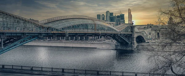 Gün batımında Bogdan Khmelnitsky yaya köprüsü. Moskova, panoramik manzara.