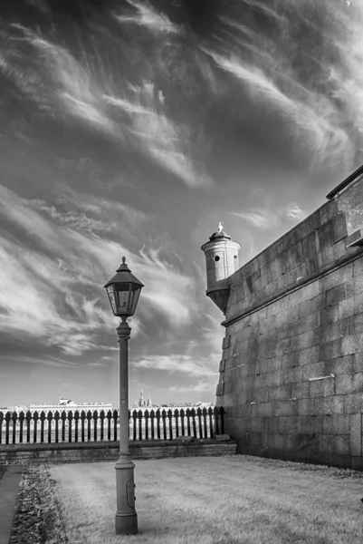 Rusya 'nın Saint-Petersburg kentindeki Neva nehrindeki Petropavlovskaya kalesinin ayrıntıları