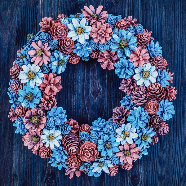 Ahşap arka planda el yapımı renkli Paskalya konileri..