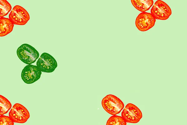 Beş grup kırmızı ve yeşil domatesli nane yeşili arkaplan