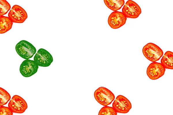 Weißer Hintergrund Mit Fünf Gruppen Roter Und Grüner Tomaten — Stockfoto