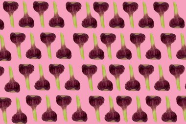 Pembe arka planda olgun sarımsak soğanları olan düzenli bir arkaplan.