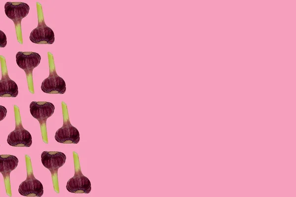 Pembe arkaplandaki yazı için yeri olan sarımsak ampulü deseni