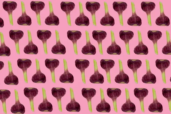 Pembe arka planda olgun sarımsak soğanları olan düzenli bir arkaplan.