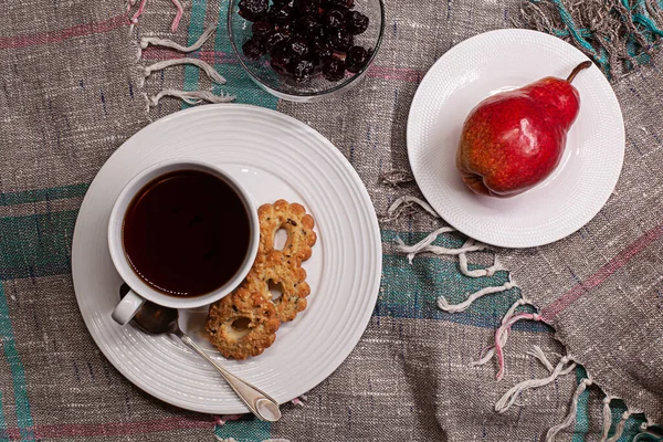 Kırsal keten masa örtüsü üzerine armut ve kiraz karışımı, düz konum.