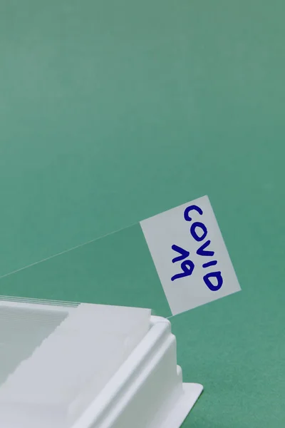 El yazısıyla yazılmış mikroskop camı slaytları COVID-19