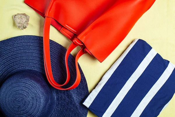 Blauer Hut Rote Strandtasche Und Handtuch Auf Gelbem Hintergrund — Stockfoto