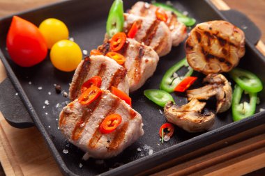 Domatesli ızgara domuz filetosu, şampiyonlar, biberler, deniz tuzu.