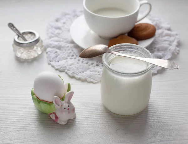 Desayuno Saludable Con Yogur Casero Huevo Servido Bufanda Tocador Blanco — Foto de Stock