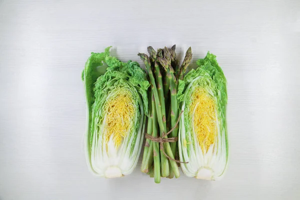 Kuşkonmaz, beyaz ahşap arka planda Çin lahanası çuvalı. Düz yatıyordu.