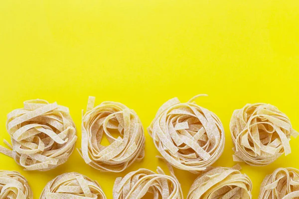 tagliatelle makarna sarı arkaplan görünümlü yuvalar