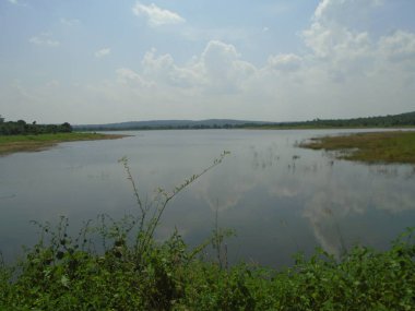 Gökyüzünün su yüzeyine yansıması.