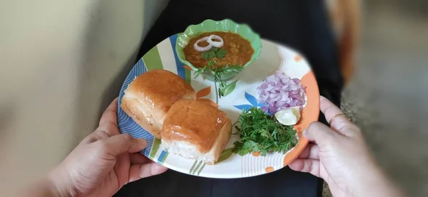 Serving Pavbhaji Dish Pavbhaji Dish Serving Two Hands Bread Vegetables — Stock Photo, Image