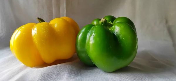 Capsicum Fris Witte Achtergrond Gele Groene Peper Effen Ondergrond Gele — Stockfoto