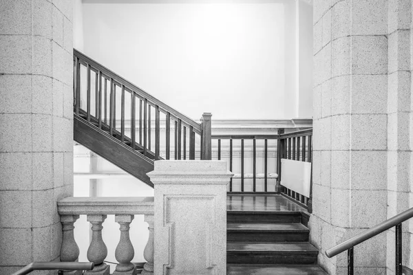 Escadaria vazia em preto e branco — Fotografia de Stock