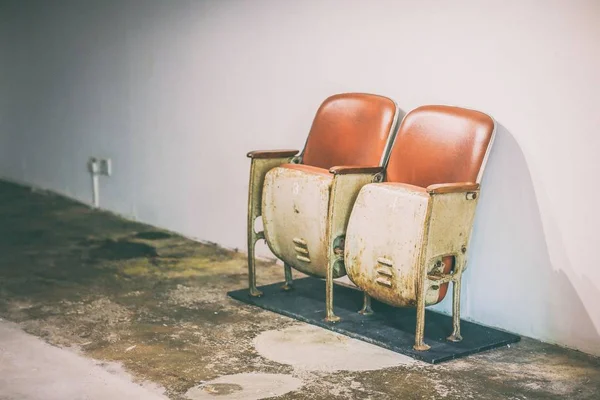 生锈的电影院把旧椅子 — 图库照片