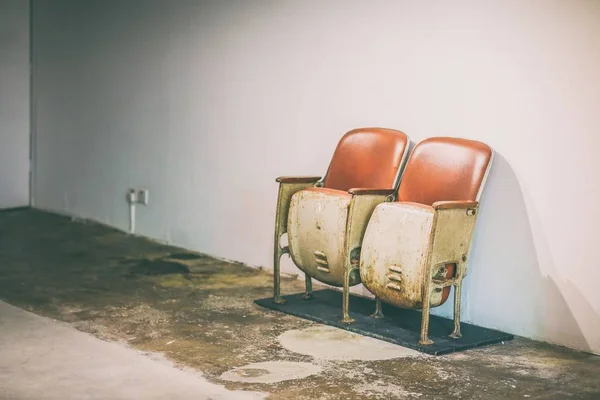 Eski paslı sinema koltuğu