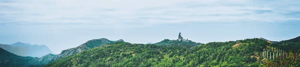 Giant Buddha-statyn på berget — Stockfoto