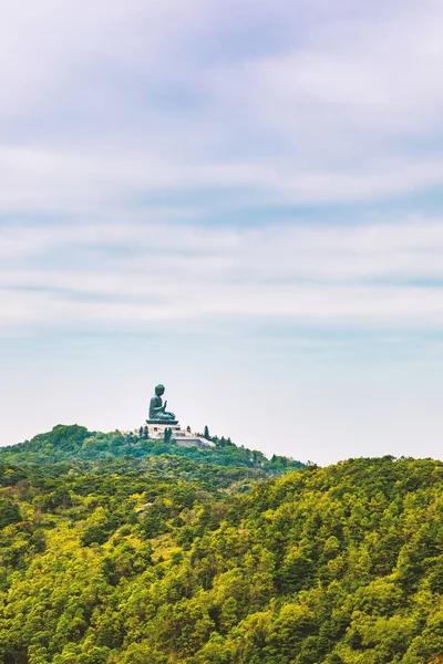 Estatua gigante de Buda en la montaña — Foto de Stock