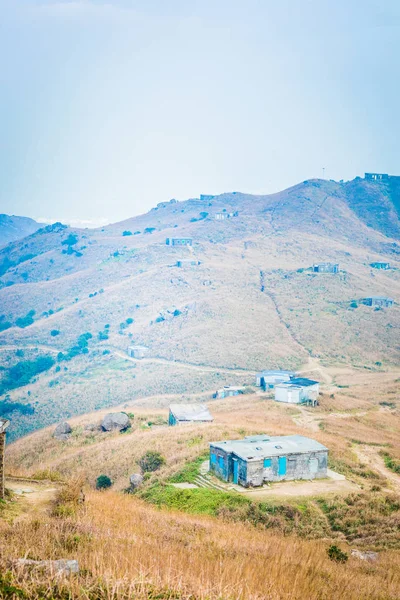 Casa branca na colina, Outono — Fotografia de Stock