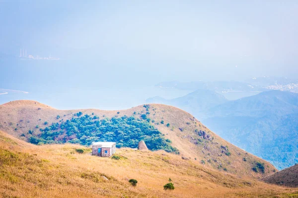 Casa blanca en la colina, Otoño — Foto de Stock